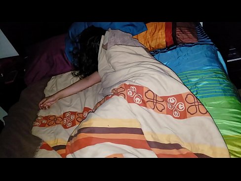 ❤️ Nevlastní syn buzeruje svou mladou nevlastní matku, zatímco ona spí. ❤ Šukání video u nás ❌️